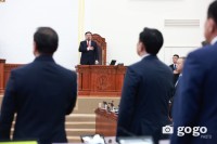 Засгийн газрын сайд нар тангаргаа өргөж байна