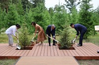 Монгол, Узбекистан улсын ерөнхийлөгч нар гэргийн хамтаар дурсгалын мод тарилаа